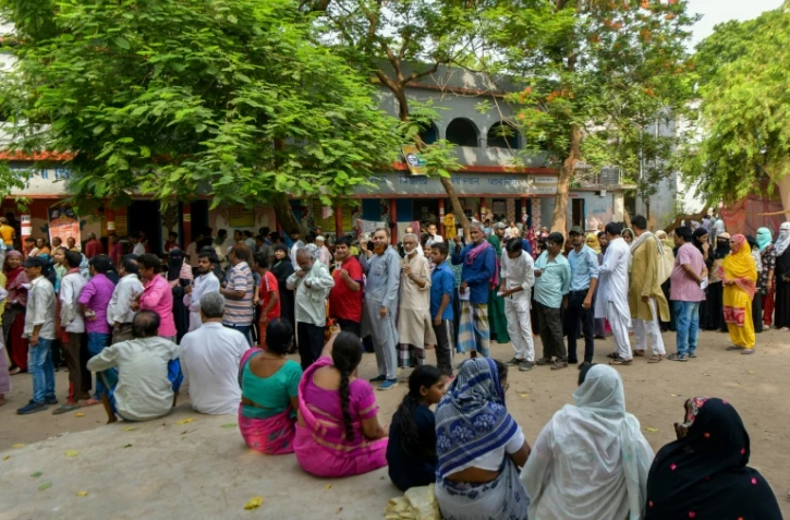 Des électeurs attendent pour voter lors de la dernière phase des élections générales, le 1er juin 2024 à Patna, en Inde