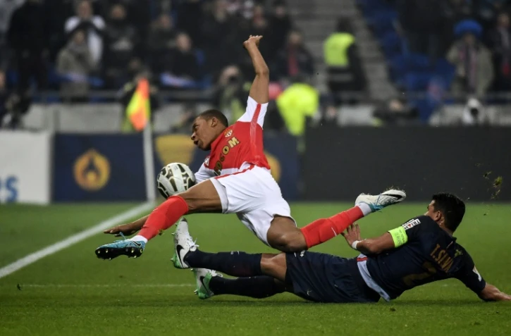 L'attaquant de Monaco Kylian MBappé taclé par le défenseur du PSG Thiago Silva lors de la finale de la Coupe de la Ligue, le 1er avril 2017 à Lyon