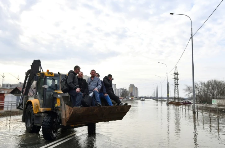 Moyens de transports improvisés dans la ville inondée d'Orenboug en Russie le 13 avril 2024
