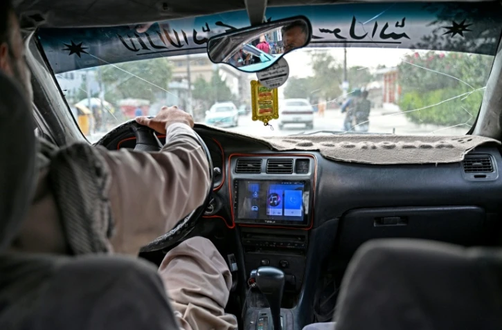 Un autoradio dans un taxi Ă Kaboul, le 14 septembre 2026 en Afghanistan