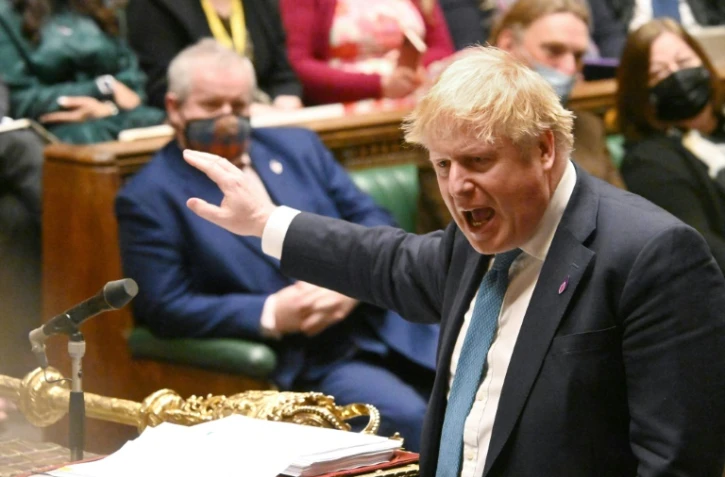 Une photo distribuée par le parlement britannique montre le Premier ministre Boris Johnson répondant aux questions des députés le 26 janvier 2022