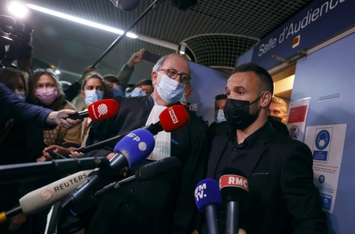 Le footballeur Mathieu Valbuena s'adresse aux médias au cours du procès de l'affaire de la sextape, le 20 octobre 2021 à Versailles