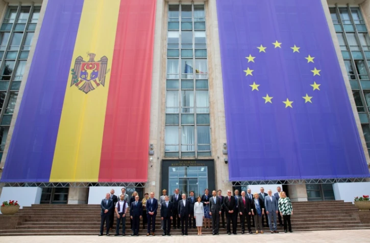 La présidente moldave Maia Sandu (première rangée au centre à droite) et le commissaire européen au budget Johannes Hahn (au centre à gauche) avec des membres du gouvernement moldave à Chisinau, le 9 mai 2024