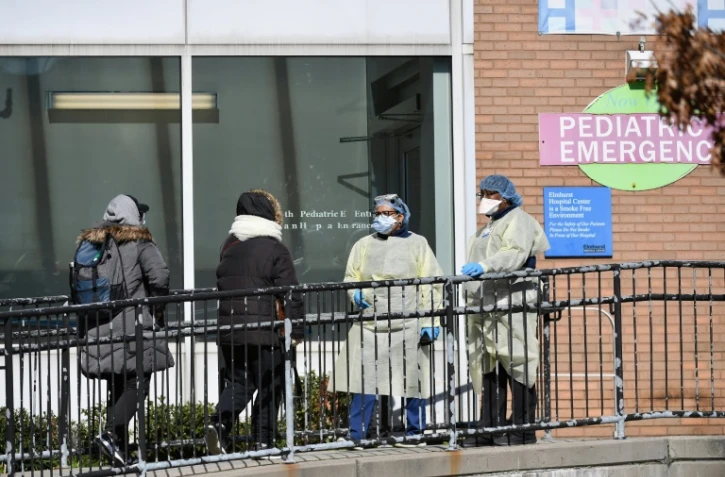 Le personnel médical d'un centre de dépistage à Elmhurst Hospital Center dans le Queens à New York le 26 mars 2020 