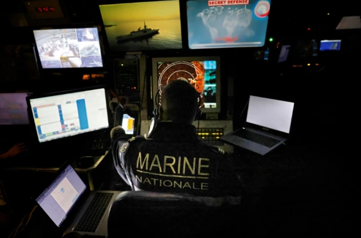 Un marin de la frégate française La Fayette, en mission au Proche-Orient, dans le centre d'opération tactique du navire, le 26 octobre 2020