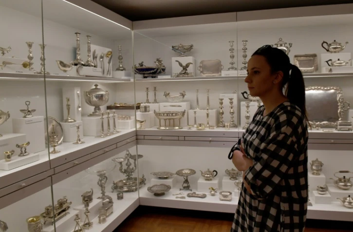 Dagmara Mazurel, attachée de presse du Musée de Varsovie, regarde une vitrine d'objets en argent, le 26 mai 2017 avant la réouverture du musée fermé pendant quatre ans pour travaux