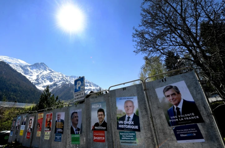 Posters de campagne, le 14 avril 20174, à Houches, dans le sud-est de la France