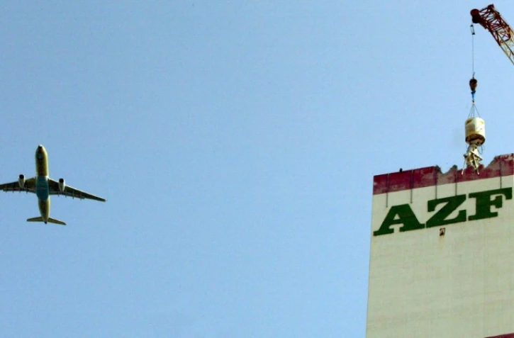 Démolition d'une tour de l'usine AZF de Toulouse le 7 juillet 2003