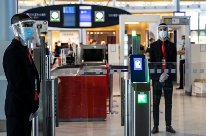 Des personnels aéroportuaires équipés de masques et de visières de protection à l'aéroport Roissy-Charles-de-Gaulle, le 14 mai 2020