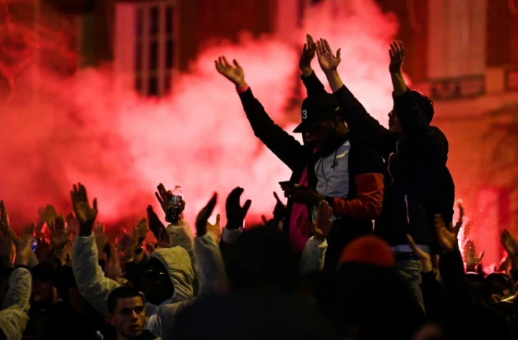 Les supporters du PSG chantent des slogans en l'honneur de leur équipe aux abords du Parc des Princes, le 11 mars 2020