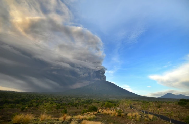 Le volcan Agung, situé sur l'île de Bali, émet des cendres et des fumées, faisant craindre son éruption imminente, le 26 novembre 2017