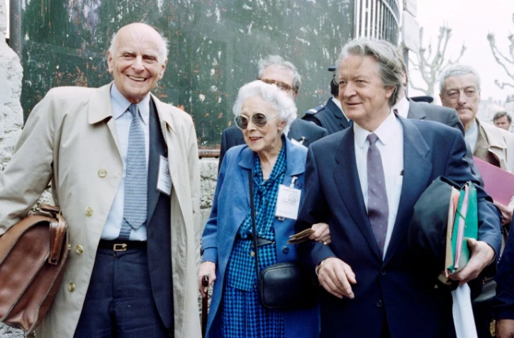 L'ancienne déportée Lise Lesèvre (C) arrive, le 11 mai 1987 au Palais de Justice de Lyon, pour assister au procès contre l'ancien chef de la Gestapo de Lyon, Klaus Barbie, accompagnée de son avocat Maître Roland Dumas (D)
