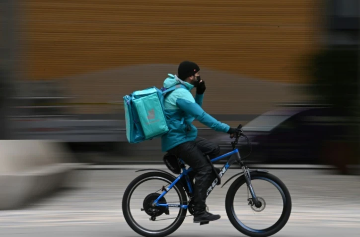 Un livreur Deliveroo Ă Londres le 26 mars 2021
