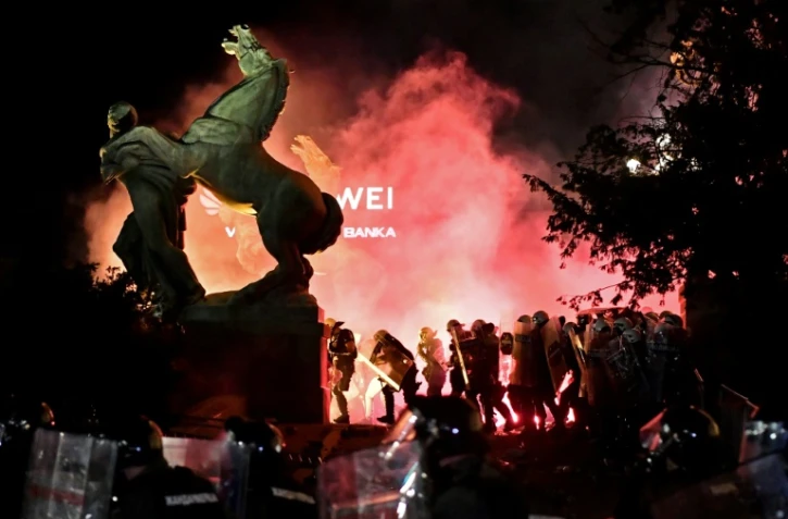 La police devant le Parlement à Belgrade, le 10 juillet 2020 au soir, lors de nouvelles manifestations d'habitants