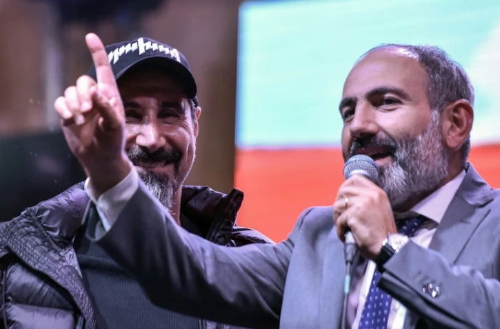 L'opposant Nikol Pachinian (d) et Serj Tankian, le leader américano-arménien du groupe de métal System of a Down, lors d'un rassemblement, le 7 mai 2018 à Erevan, en Arménie