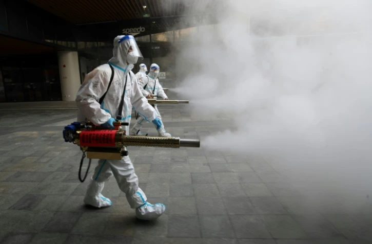 Désinfection d'un centre commercial à Xi'an qui connaît une résurgence de contaminations au Covid-19, le 11 janvier 2022 dans le nord de la Chine