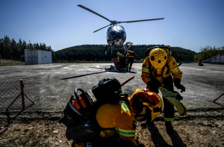 Des pompiers privés travaillant pour les groupes papetiers Navigator et Altri s'exercent à Abrantes, au Portugal, en août 2019