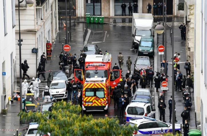 Des policiers et légistes sur les lieux d'une attaque à l'arme blanche près des anciens locaux de Charlie Hebdo, le 25 septembre 2020 à Paris