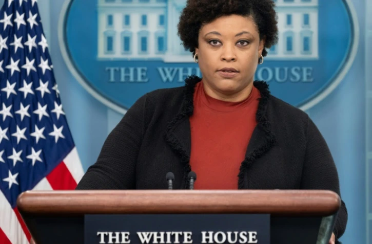 La directrice du Budget de la Maison Blanche Shalanda Young donne une conférence de presse le 29 septembre 2023
