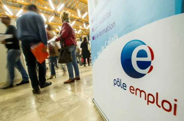 Photo prise le 30 septembre 2014 à Villeneuve-d'Ascq montrant le logo de l'agence Pôle Emploi 