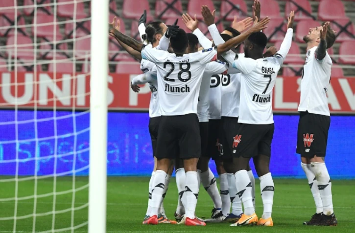Les joueurs lillois célèbrent l'ouverture du score, lors du match de L1, le 16 décembre à Dijon