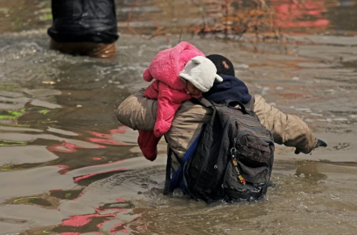 Des migrants tentent de traverser le Rio Grande depuis Cuidad Juarez, au Mexique, le 29 février 2024