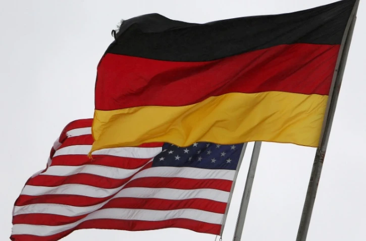 Les drapeaux allemands et américains flottent sur la base aérienne de Ramstein, dans le sud de l'Allemagne, le 6 novembre 2013