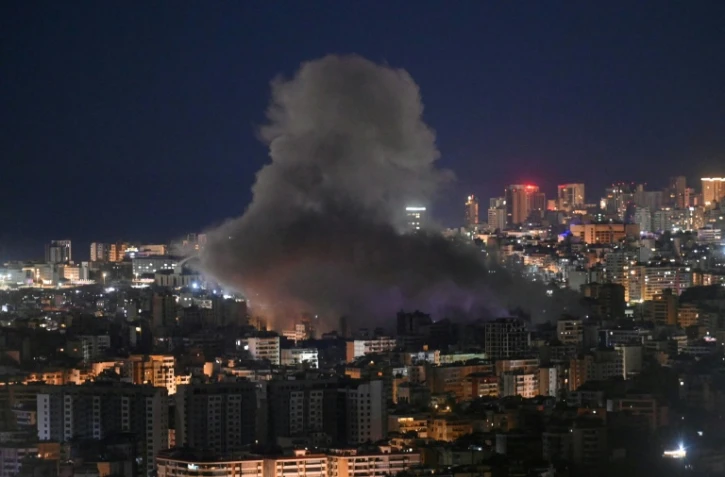 De la fumée s'élève du site d'une frappe aérienne israélienne qui a visé une zone du quartier sud de Beyrouth, bastion du mouvement islamiste Hezbollah, le 5 mars 2026