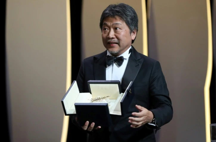 La Palme d'or du Festival de Cannes remise à "Une affaire de famille" du réalisateur japonais Hirokazu Kore-Eda (C), le 19 mai 2018  