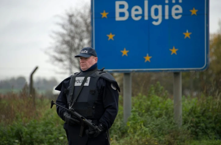 Un policier en faction à la frontière franco-belge près de Neuville-en-Ferrain, le 14 novembre 2016