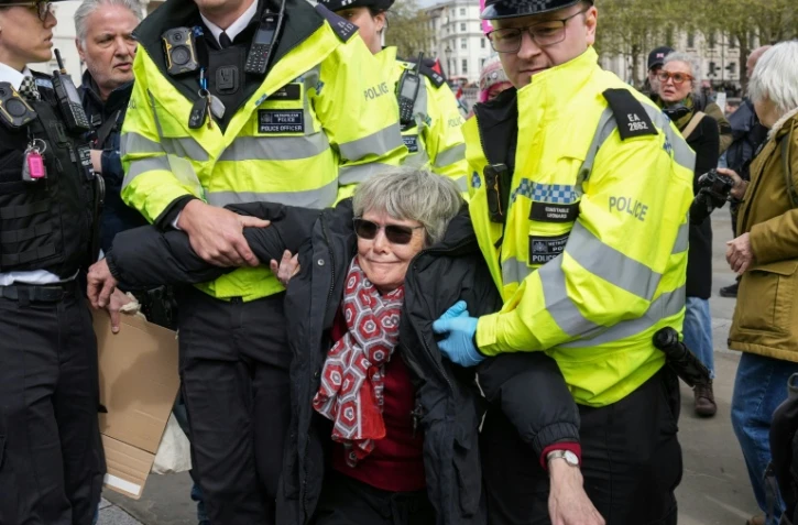  La police emmène de force un manifestant tandis que des personnes se rassemblent pour demander la levée de l’interdiction visant le groupe Palestine Action lors d’une manifestation à Trafalgar Square, dans le centre de Londres, le 11 avril 2026.