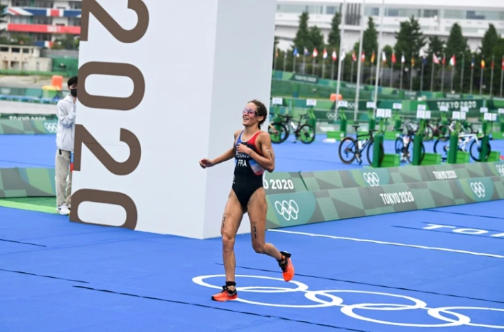 La Française Léonie Périault franchit la ligne d'arrivée de l'épreuve individuelle de triathlon, le 27 juillet 2021 aux Jeux olympiques de Tokyo