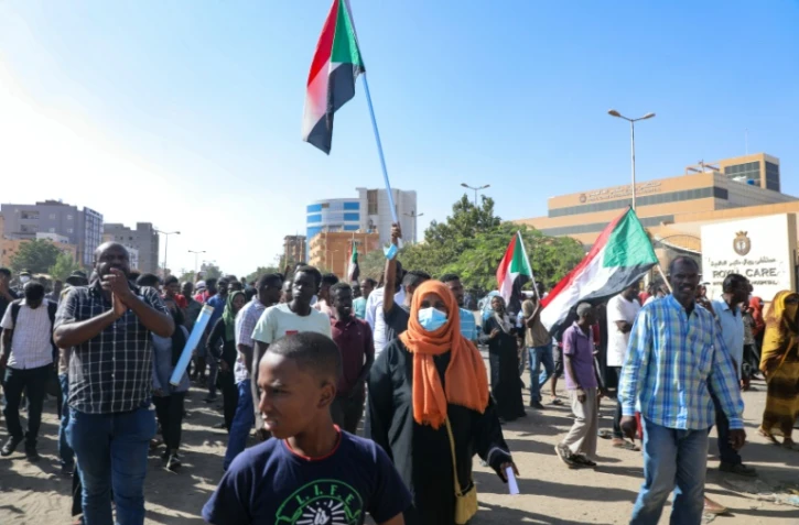 Des manifestants anti-putch marchent dans les rues de Khartoum, au Soudan, le 17 novembre 2021