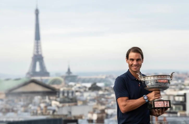 Rafael Nadal pose avec le trophée de Roland-Garros, le 12 octobre 2020 à Paris