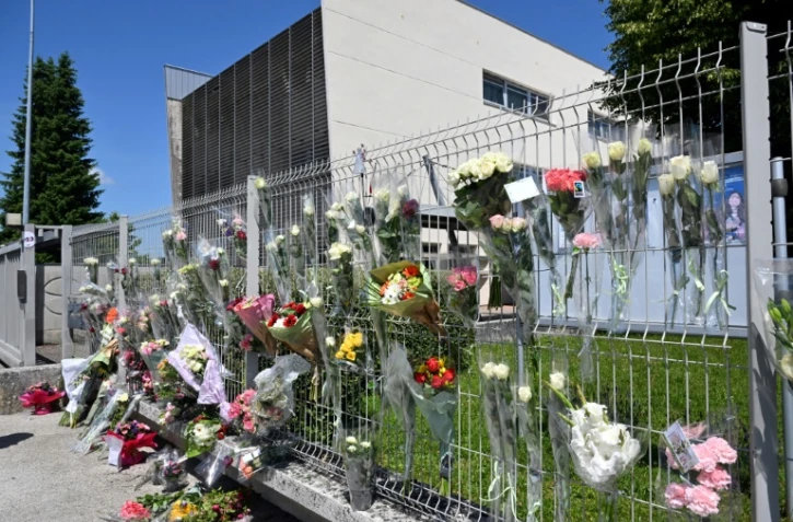 Des fleurs sur les grilles du collège Françoise-Dolto à Nogent, en Haute-Marne, au lendemain du meurtre d'une surveillante, le 11 juin 2025