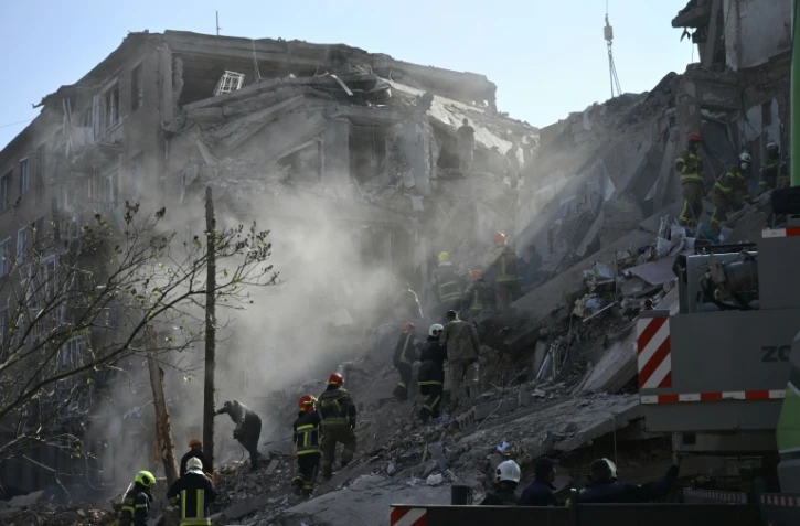 Les secours à la recherche de survivants dans les décombres d'un immeuble résidentiel après une frappe aérienne russe à Prylouky en Ukraine le 7 octobre 2026