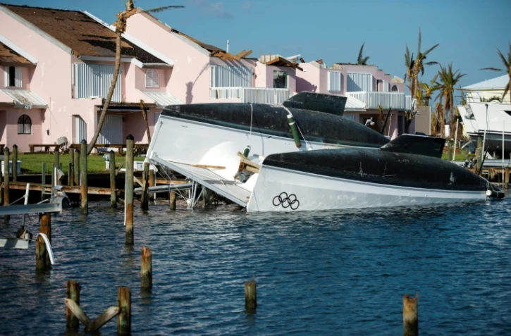 Un catamaran renversé aux Bahamas après le passage de l'ouragan Dorian, le 11 septembre 2019