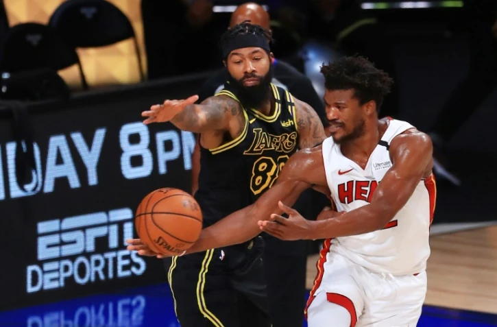Jimmy Butler (à droite) pour le Heat de Miami, vainqueur du match 5 de la finale NBA contre les Lakers de Los Angeles, le 9 octobre 2020 à Lake Buena Vista, en Floride
