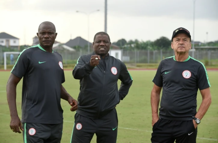 Salisu Yusuf, au centre, avec avec Gernot Rohr et Aloy Agu, lors d'un entraînement de l'équipe nigériane à Uyo au sud du Nigeria le 31 août 2017