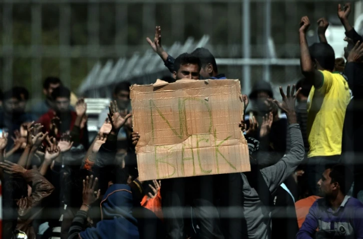 Des Pakistanais et des Afghans protestent contre leur renvoi vers la Turquie dans le camp de détention de Moria sur l'île de Mytilene le 5 avril 2016