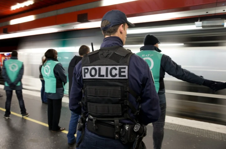 Un policier et des employés de la RATP, le 30 décembre 2015 à Paris
