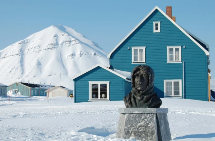 Buste de l'explorateur Roald Amundsen à Ny-Aalesund, dans le nord de la Norvège, le 26 avril 2009. 