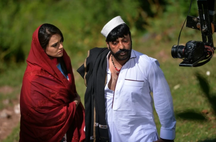 Les acteurs pakistanais Shahid Khan (d) et Sobia Khan jouent une scène du film du réalisateur pachtoune Arshad Khan "Ma Chera Gharib Sara" (Laissez les pauvres tranquilles) le 9 juin 2015  à Murree, près d'Islamabad