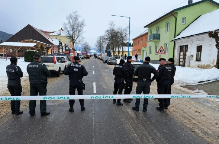 Des policiers postés près du lycée de Spisska Stara Ves, après une attaque au couteau, le 16 janvier 2025 en Slovaquie