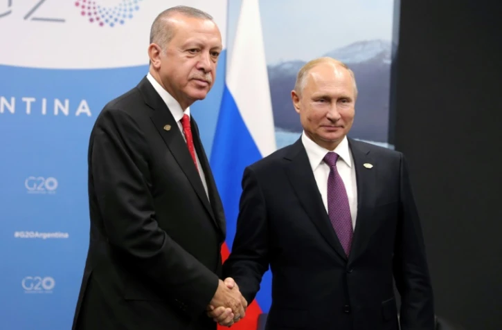 Les présidents russe Vladimir Poutine et turc Recep Tayyip Erdogan (g), le 1er décembre 2018 à Buenos Aires, en Argentine