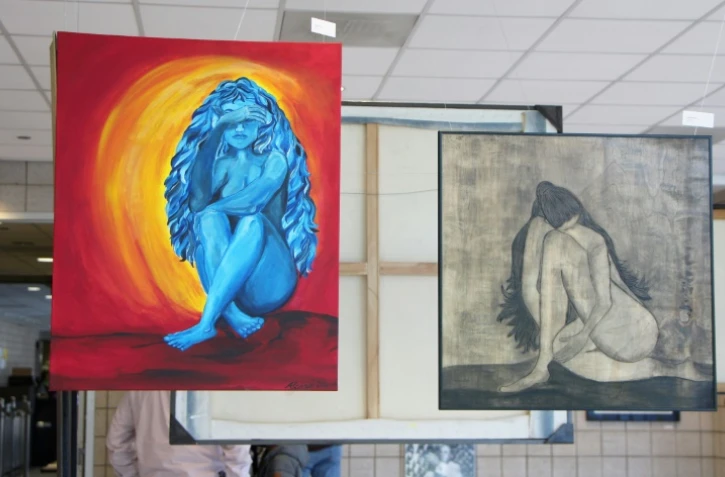 Tableaux peints par des policiers, notamment par Antoinette Alcazar, exposés dans un commissariat de police de Chicago le 5 mai 2017