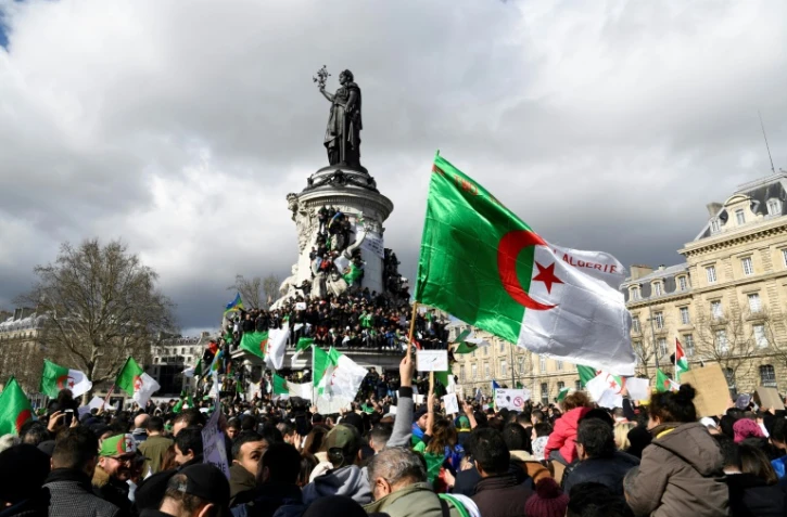 Des manifestants se sont rassemblés Place de la République à Paris, le 10 mars 2019, en soutien aux protestation en cours en Algérie pour dénoncer la candidature de Bouteflika