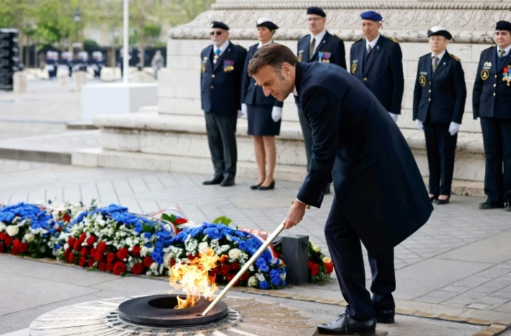 Le président Emmanuel Macron ravive la flamme du soldat inconnu sous l'Arc de Triomphe à Paris pour célébrer le 79e anniversaire de l'Armistice de 1945