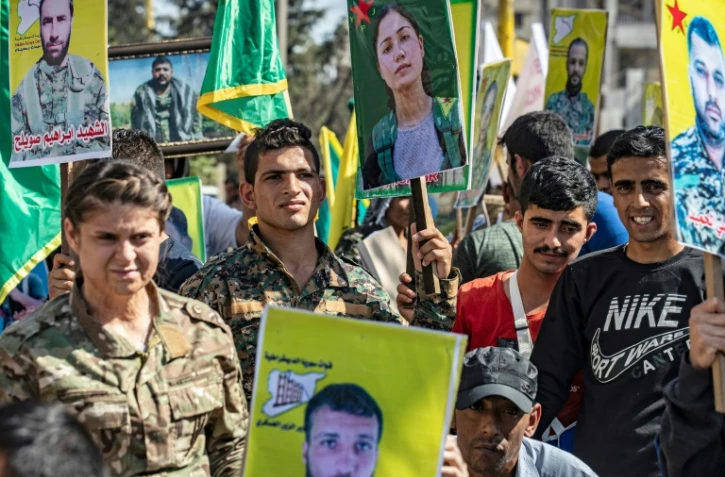 Des combattants et vétérans des Unités de protection du peuple (YPG) manifestent à Qamichli sous contrôle de l'administration semi-autonome kurde, le 8 octobre 2019 en Syrie