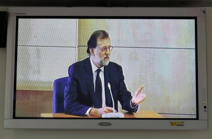 Photo, prise depuis la salle de presse du tribunal, du chef du gouvernement espagnol Mariano Rajoy témoignant dans un procès pour corruption, le 26 juillet 2017 à San Fernando de Henares, près de Madrid